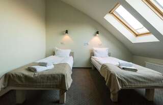 Отели типа «постель и завтрак» Aparthotel Stara Przędzalnia Жирардув Стандартный двухместный номер с 1 кроватью или 2 отдельными кроватями-6