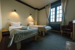 Отели типа «постель и завтрак» Aparthotel Stara Przędzalnia Жирардув Улучшенный двухместный номер с 1 кроватью или 2 отдельными кроватями-1