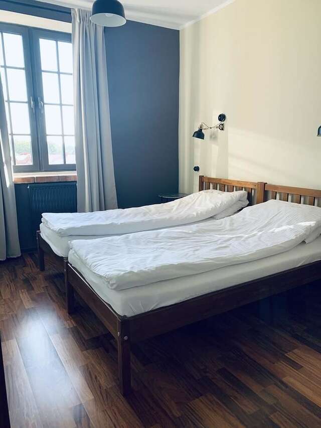 Отели типа «постель и завтрак» Aparthotel Stara Przędzalnia Жирардув-9